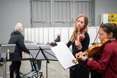 910147 Afbeelding van violisten in de XL- vaccinatielocatie in de Jaarbeurs te Utrecht, waar live klassieke muziek ...
